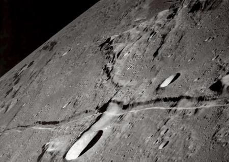 SOUBHANE   ALLAH    .  cette  image  preuve   que   la  lune  etais  devisé  en  deux    en   7 siecle    par  la  demande  de  notre  profete